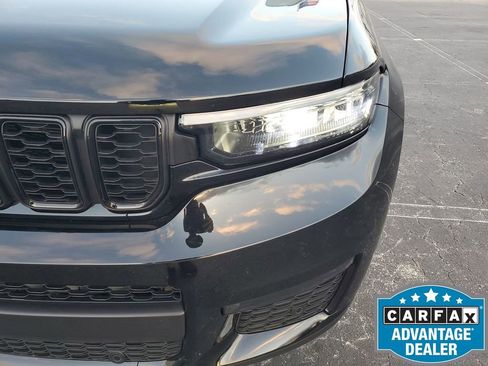 Used 2025 Jeep Grand Cherokee L Limited w/ Luxury Tech Group II image 17