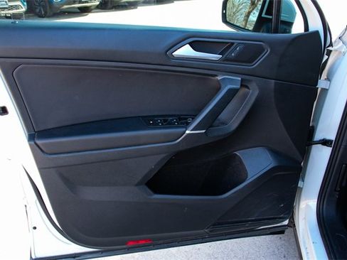 Used 2020 Volkswagen Tiguan SE w/ Panoramic Sunroof Package image 12