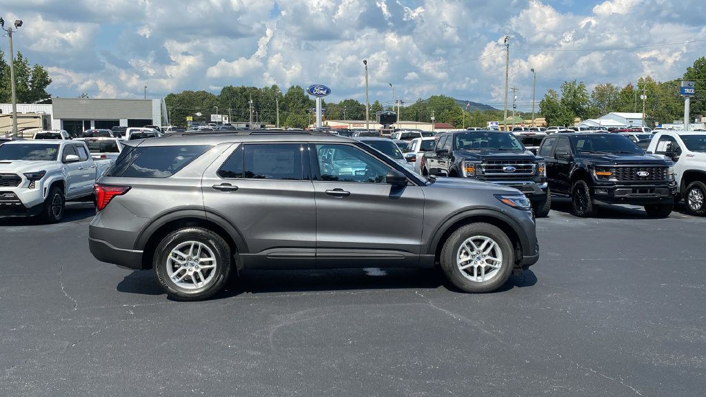 New 2027 Ford Explorer Active w/ Active Comfort Package RWD image 4