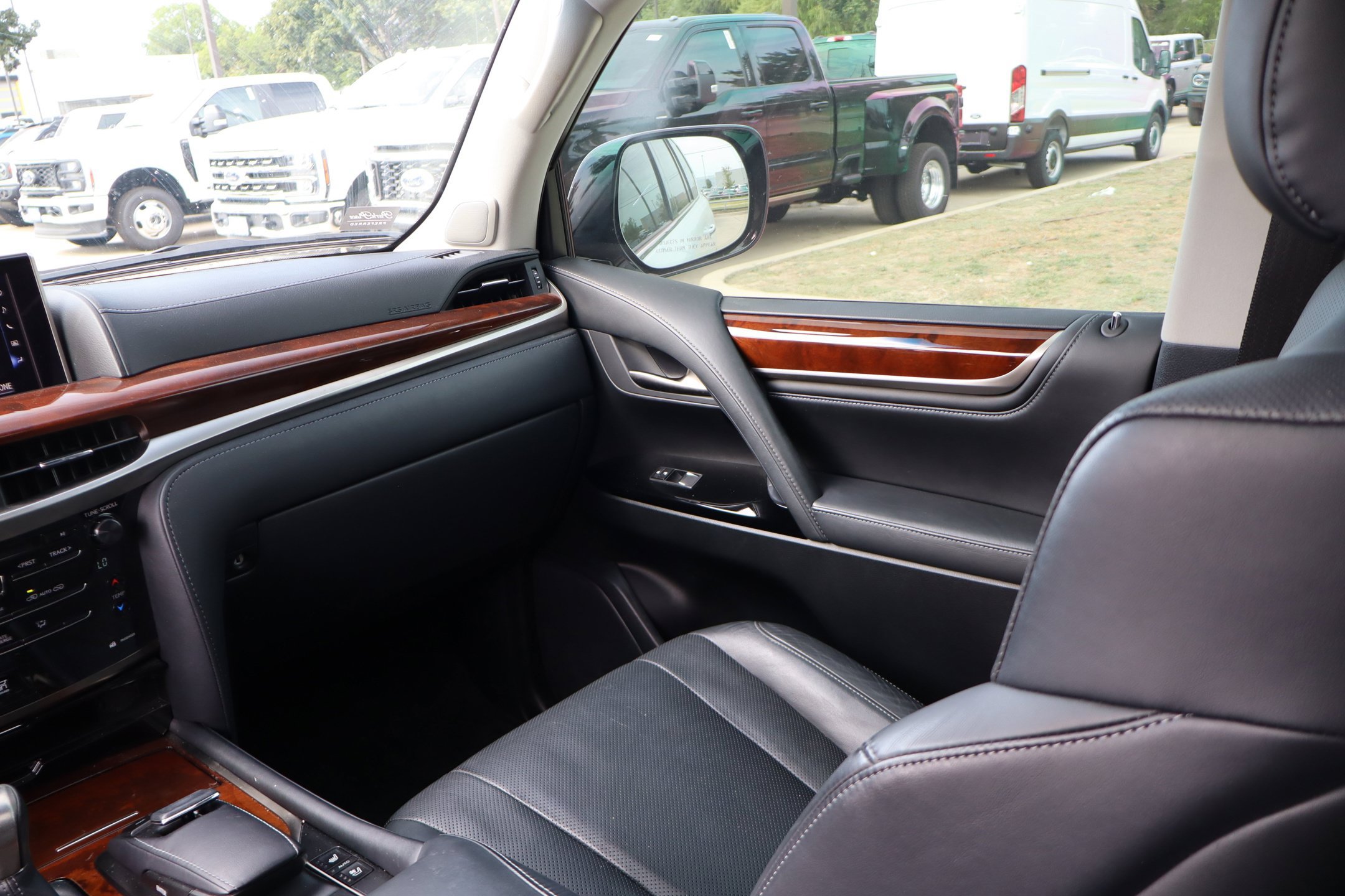 Used 2019 Lexus LX 570 4WD w/ Luxury Package image 28