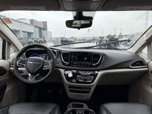Used 2023 Chrysler Pacifica Touring-L FWD image 11