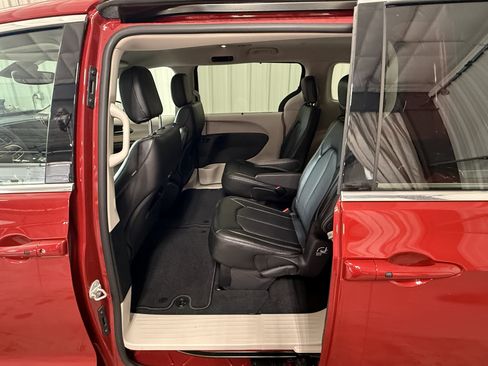Used 2024 Chrysler Pacifica Touring-L FWD image 17