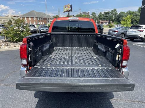 Used 2018 Toyota Tacoma SR5 AWD/4WD image 36