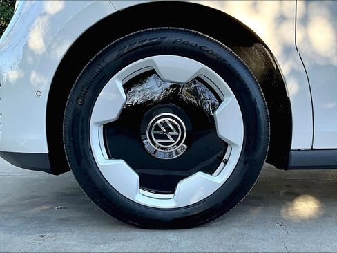 Certified 2025 Volkswagen ID. Buzz Pro S image 8