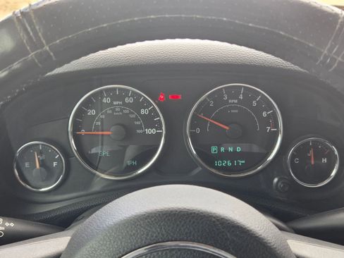 Used 2015 Jeep Wrangler Unlimited Rubicon w/ Connectivity Group AWD/4WD image 15