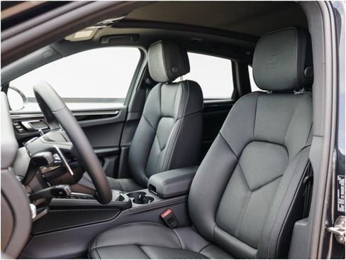 Certified 2025 Porsche Macan image 5