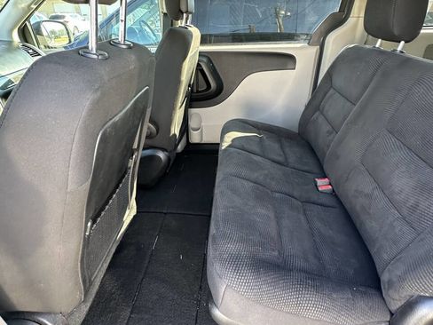 Used 2020 Dodge Grand Caravan SE w/ UConnect Hands-Free Group image 9