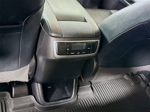 Used 2019 Toyota Highlander XLE image 19
