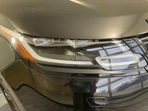 Used 2023 Land Rover Range Rover Velar R-Dynamic S image 32