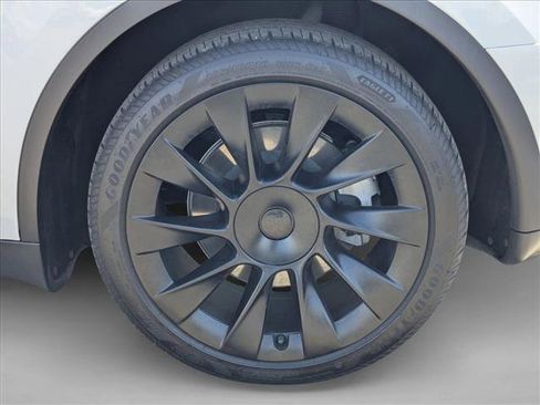 Used 2022 Tesla Model Y Long Range AWD/4WD image 24