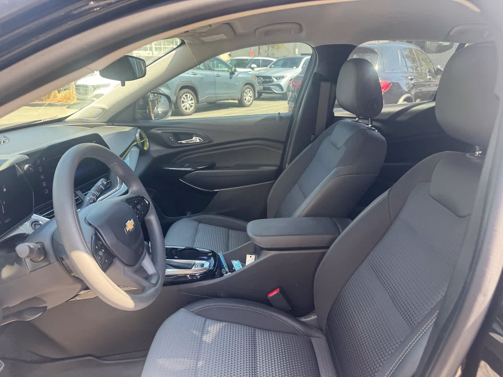 Used 2025 Chevrolet Trax LT FWD image 6