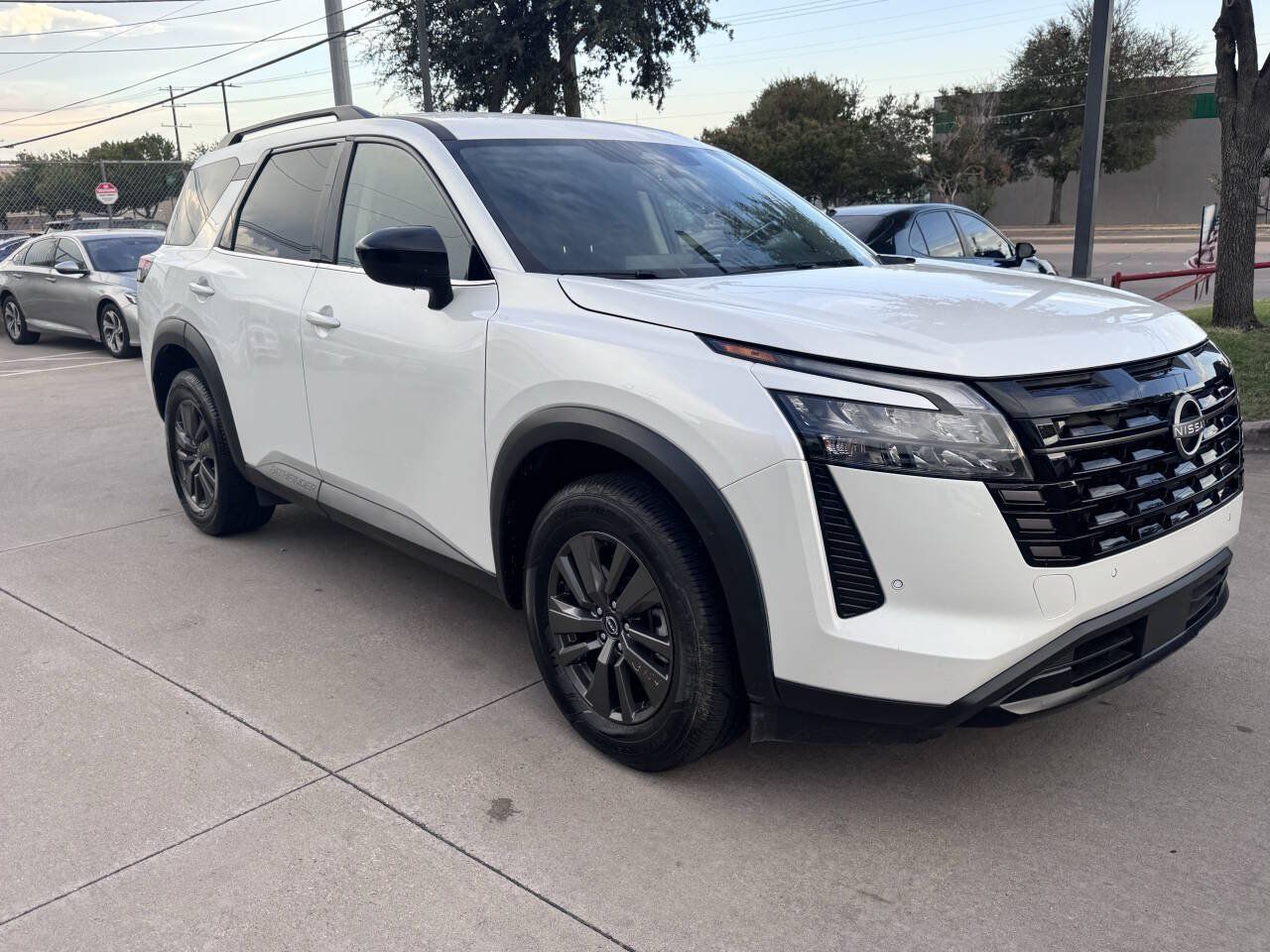 Used 2026 Nissan Pathfinder SV FWD image 3