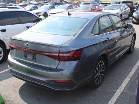 Used 2025 Volkswagen Jetta SE FWD image 4