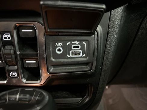 Used 2022 Jeep Gladiator Sport image 35