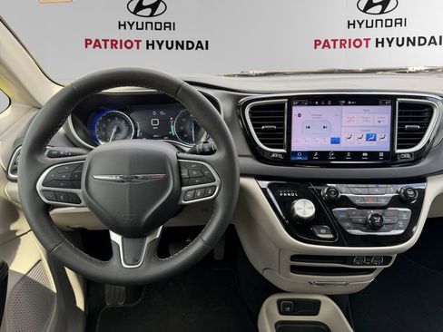 Used 2024 Chrysler Pacifica Touring-L FWD image 10