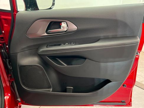 New 2026 Chrysler Pacifica Select FWD image 23