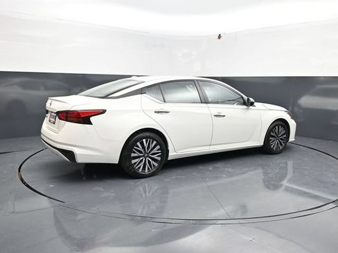 Used 2025 Nissan Altima 2.5 SV FWD image 8