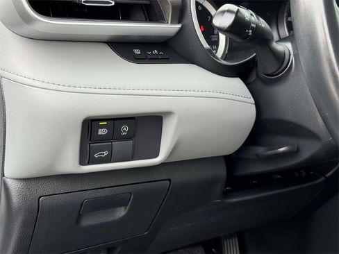 Used 2024 Toyota Highlander XLE image 10