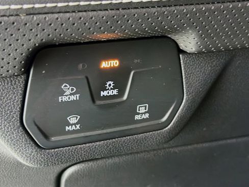 Used 2025 Volkswagen Atlas Cross Sport SE FWD image 12