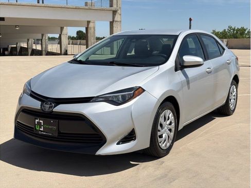 Used 2018 Toyota Corolla LE FWD image 3