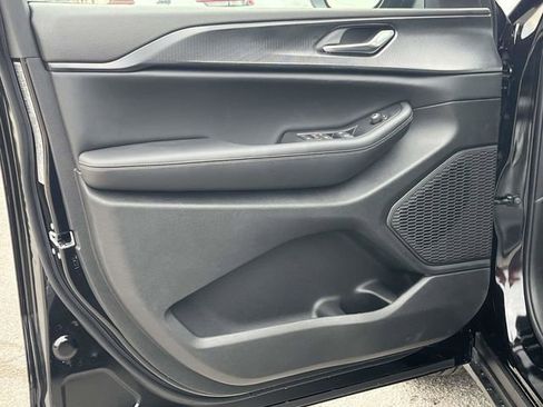 New 2025 Jeep Grand Cherokee Laredo image 12