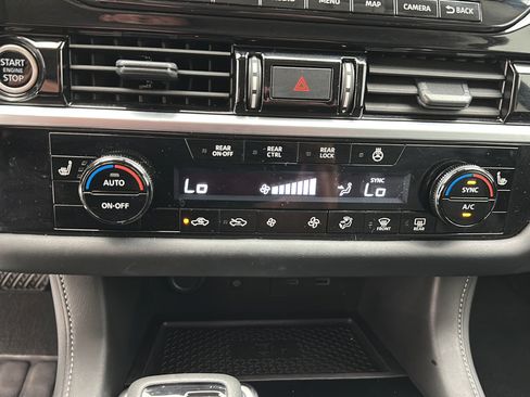 Used 2024 Nissan Pathfinder SL AWD/4WD image 19