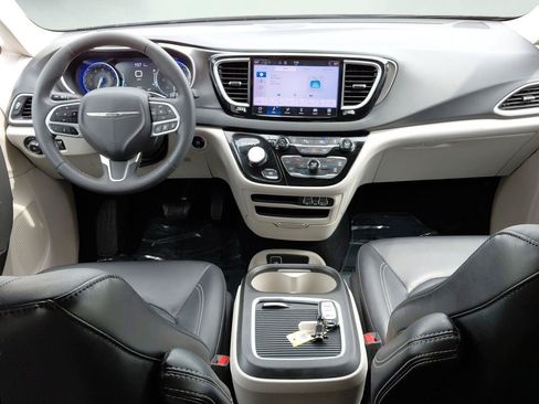 Used 2024 Chrysler Pacifica Touring-L FWD image 44