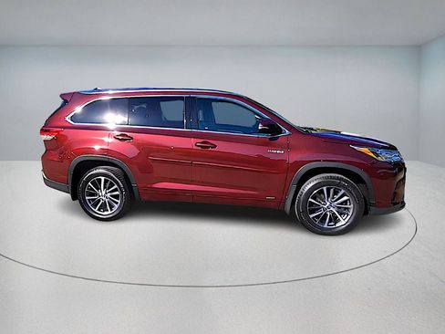 Used 2018 Toyota Highlander XLE image 7