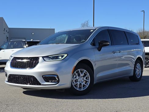 New 2026 Chrysler Pacifica Select image 2