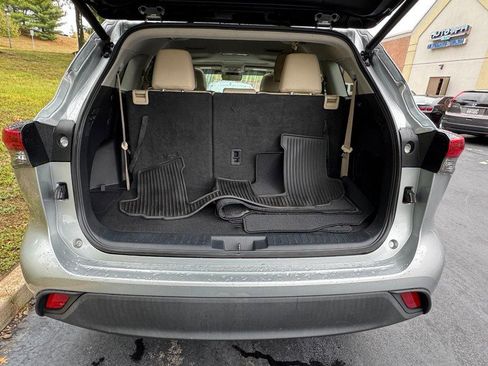 Used 2021 Toyota Highlander XLE image 9