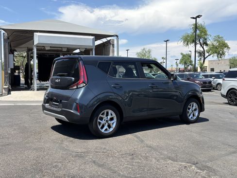 Certified 2025 Kia Soul LX w/ LX Technology Package FWD image 3