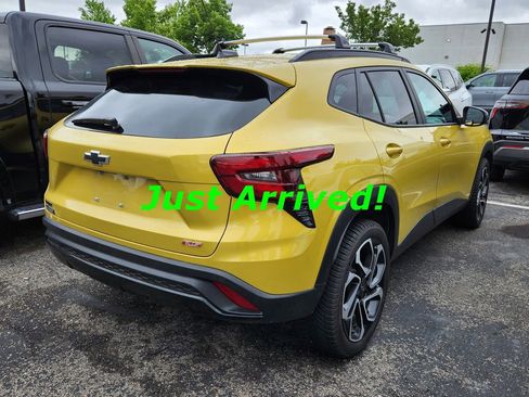 Used 2024 Chevrolet Trax RS w/ Sunroof Package FWD image 3