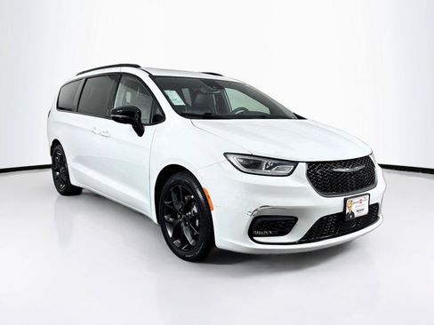 Used 2025 Chrysler Pacifica Limited FWD image 10