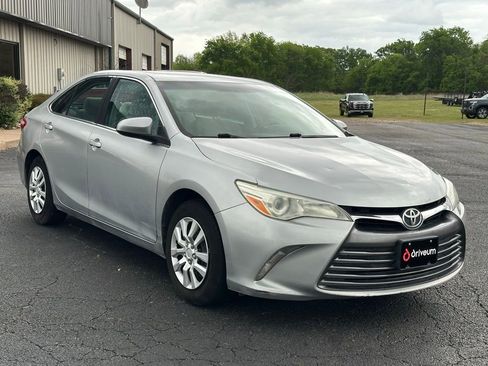 Used 2016 Toyota Camry LE image 1