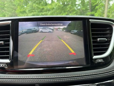 Used 2023 Chrysler Pacifica Limited FWD image 19