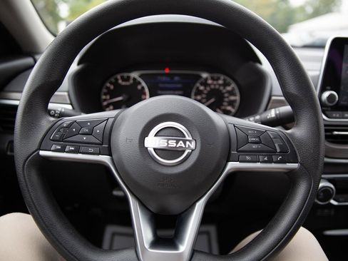 Used 2024 Nissan Altima 2.5 SV image 10