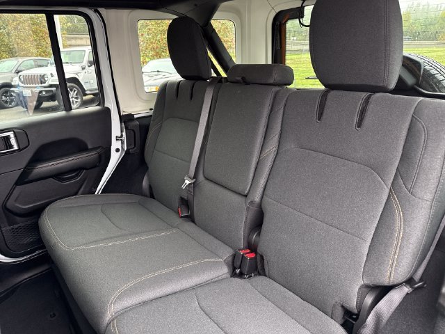Used 2024 Jeep Wrangler Unlimited Sahara AWD/4WD image 18
