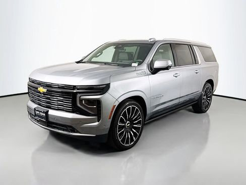 Used 2025 Chevrolet Suburban High Country AWD/4WD image 3