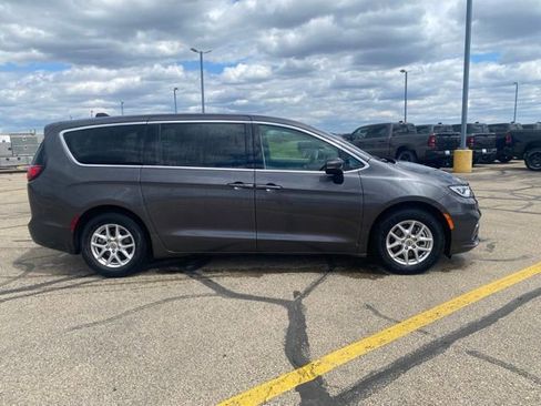 Used 2023 Chrysler Pacifica Touring-L FWD image 2