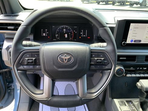 Used 2025 Toyota 4Runner SR5 AWD/4WD image 13