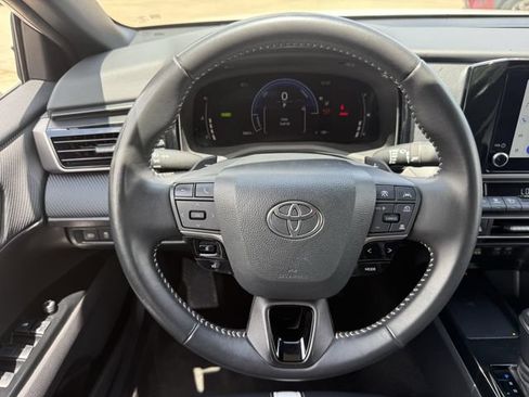 Used 2025 Toyota Camry SE FWD image 13