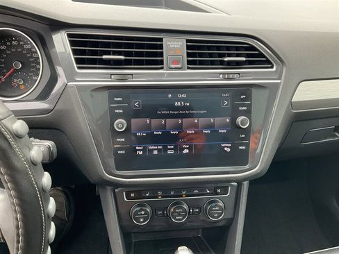 Used 2020 Volkswagen Tiguan SE w/ Panoramic Sunroof Package image 30