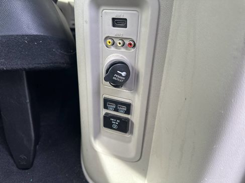 Used 2016 Chrysler Town & Country Touring w/ Driver Convenience Group image 9