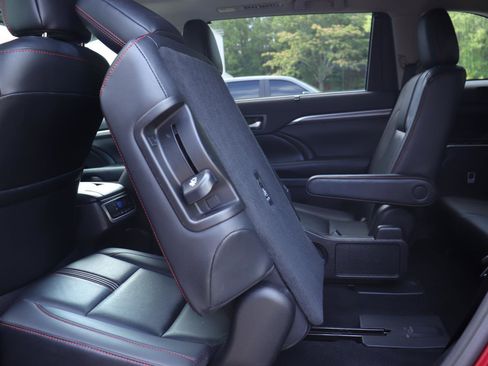 Used 2019 Toyota Highlander SE FWD image 13