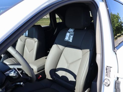 Certified 2026 Porsche Macan AWD/4WD image 5