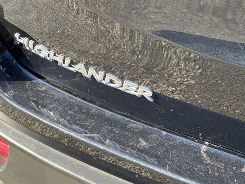 Used 2019 Toyota Highlander LE w/ Carpet Mat Package (TMS) image 27