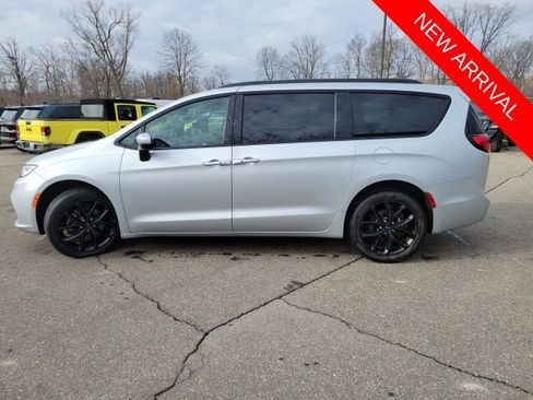 Used 2023 Chrysler Pacifica Touring-L w/ S Appearance Package image 6