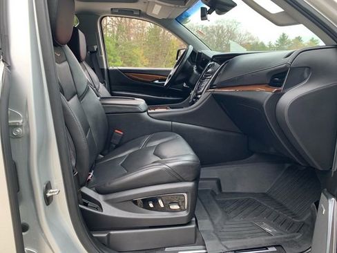 Used 2017 Cadillac Escalade Luxury AWD/4WD image 17