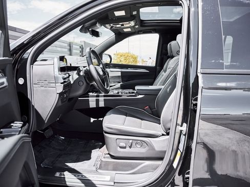 Used 2025 Cadillac Escalade ESV Sport AWD/4WD image 31