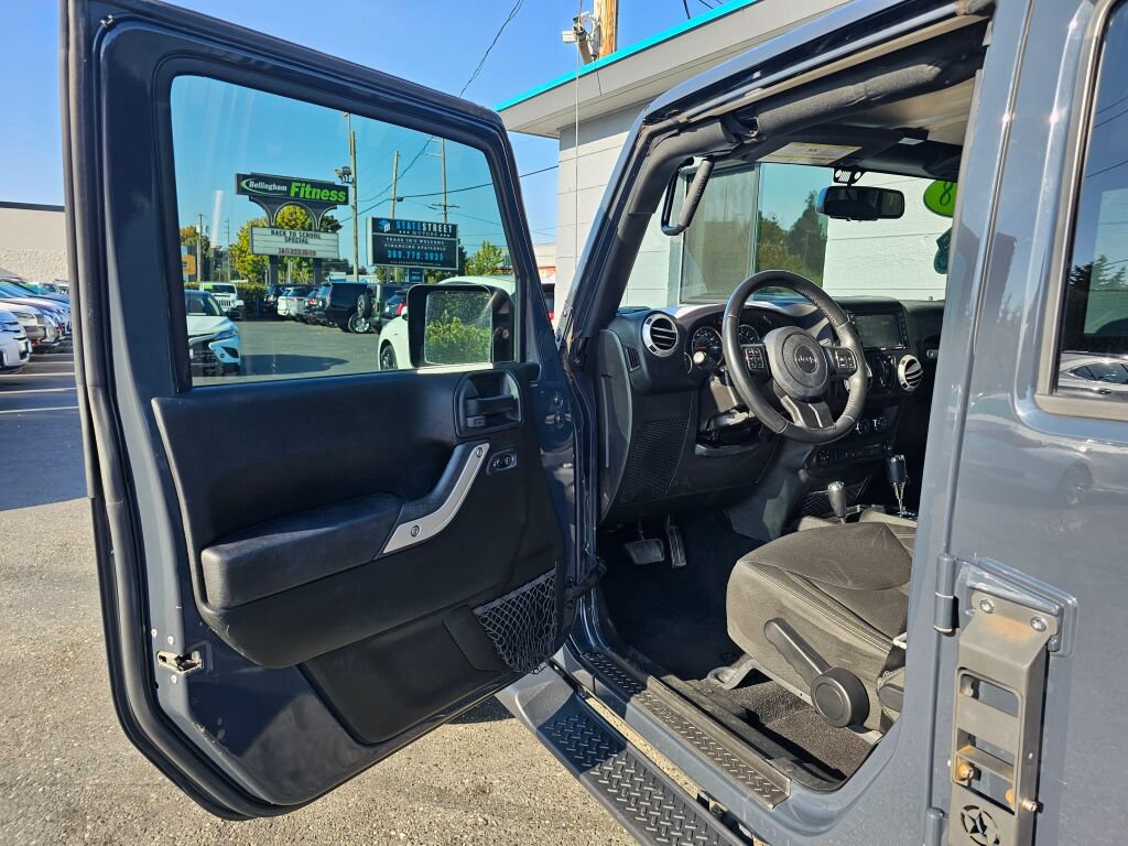 Used 2018 Jeep Wrangler Unlimited Sahara w/ Connectivity Group AWD/4WD image 29